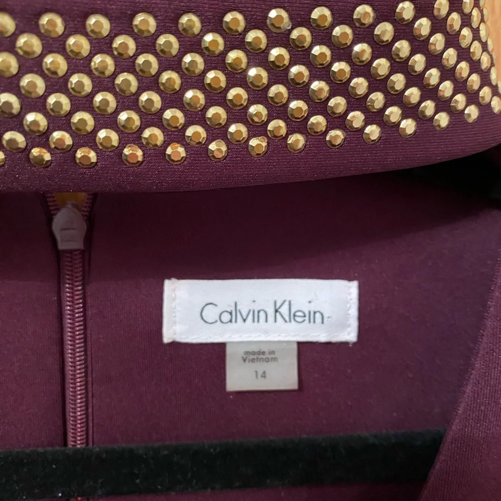 New without tags! Calvin Klein size 14 mulberry dress with gold neckline - Picture 2 of 3